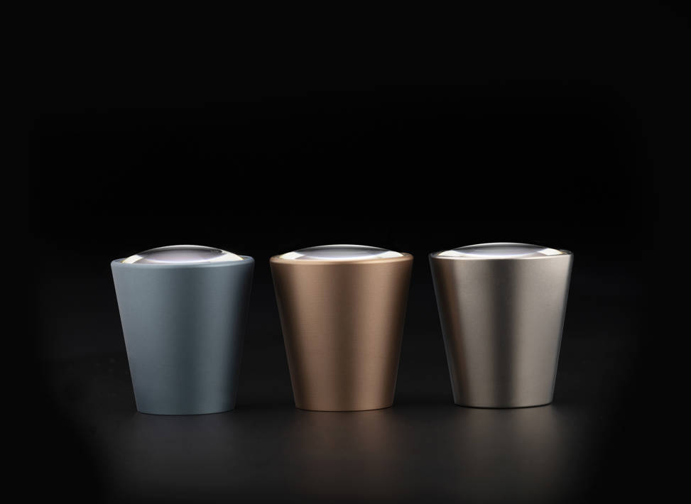 Trois Galilean HD Coloured Oculars en couleurs (de gauche à droite) : Blue Slate, Rose Gold et Lunar Grey, placés sur le fond noir.